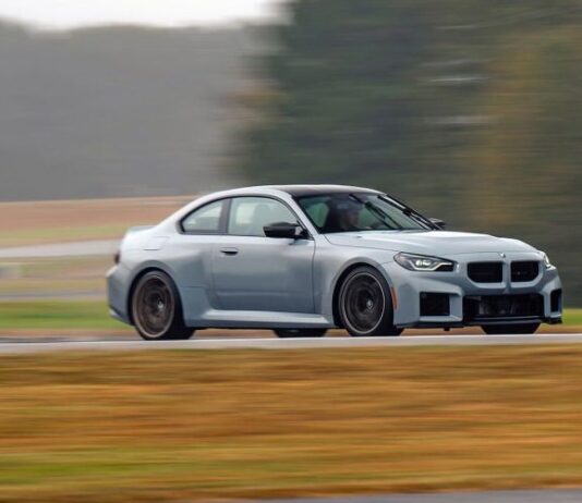 Она не боится быть неудобной. Первый тест-драйв новой BMW M2 CS