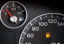 Почему датчик уровня топлива показывает неправильно и что с этим делать