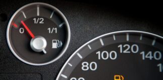 Почему датчик уровня топлива показывает неправильно и что с этим делать