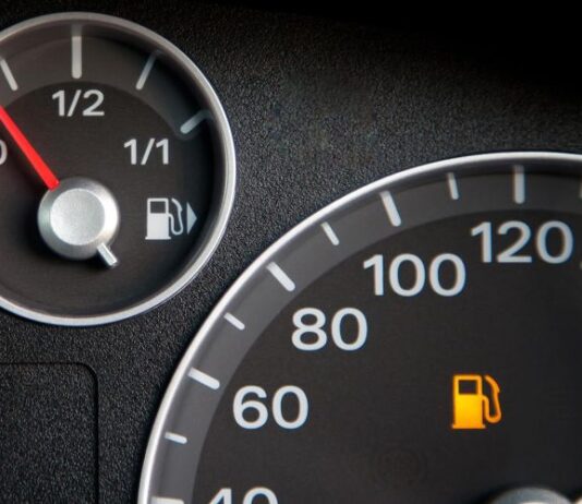 Почему датчик уровня топлива показывает неправильно и что с этим делать