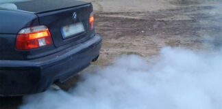 Почему возникает синий дым из выхлопной трубы и как от него избавиться
