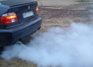 Почему возникает синий дым из выхлопной трубы и как от него избавиться