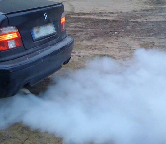 Почему возникает синий дым из выхлопной трубы и как от него избавиться