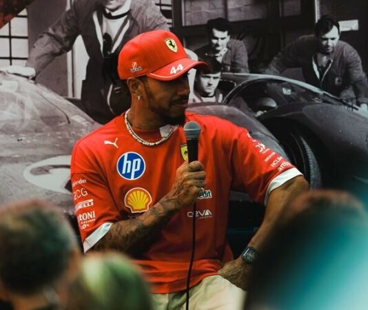 Раскрыты реальные сроки контрактов Хэмилтона и Леклера в Ferrari