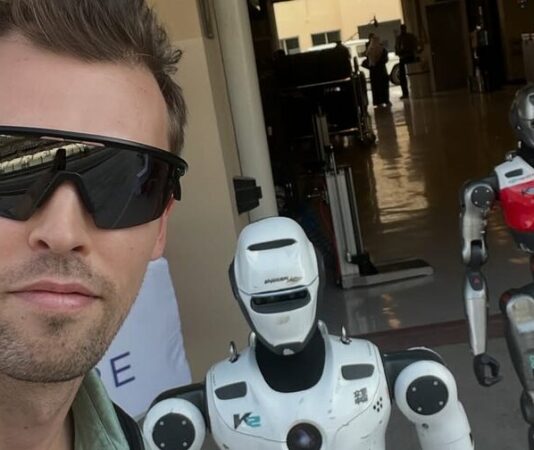 «Технологический прогресс неоспорим»: Квят — о поражении в гонке с беспилотником