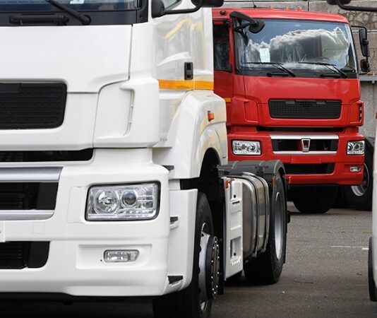 В РФ зафиксировали рост спроса на грузовики и легкие коммерческие авто