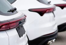 В Санкт-Петербурге начали выдачу автономеров с новым кодом региона