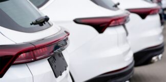 В Санкт-Петербурге начали выдачу автономеров с новым кодом региона