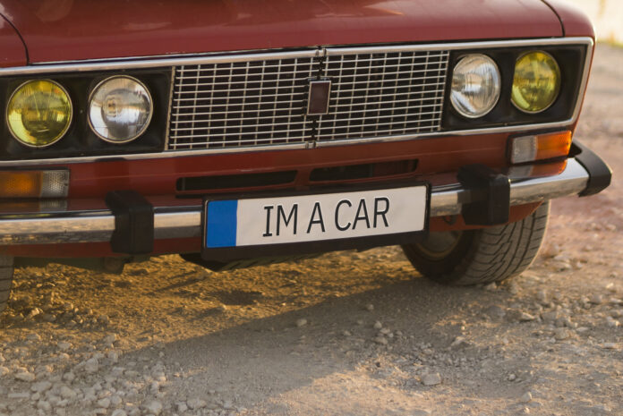 zabavnyi-nomernoi-znak-na-transportnom-sredstve